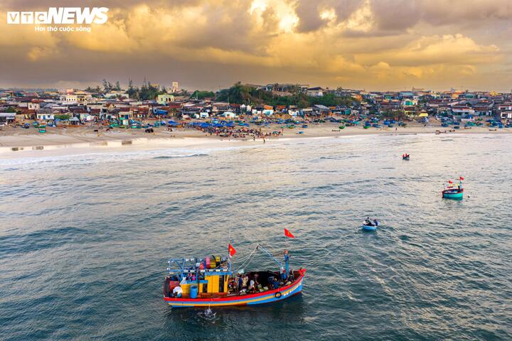 Những ngày cuối năm, làng chài, chợ cá Xuân Thạnh (xã Phù Mỹ Đông, tỉnh Gia Lai) mang vẻ đẹp bình yên.