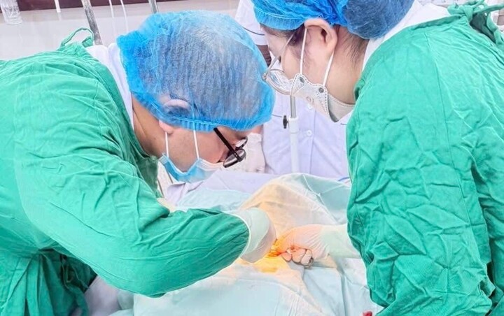 Các bác sĩ cấp cứu trong 10 phút để giành sự sống cho cụ ông ngừng tuần hoàn (Ảnh: BVCC)