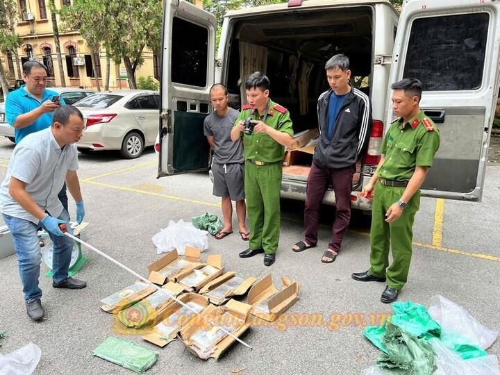 Lực lượng chức năng thu giữ số lượng bạc lớn được các đối tượng cất giấu tinh vi. (Ảnh: Công an Lạng Sơn).