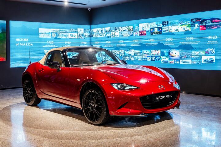 Mazda MX-5 có thiết kế nhỏ gọn với nắp máy kéo dài và lưới tản nhiệt cỡ lớn.