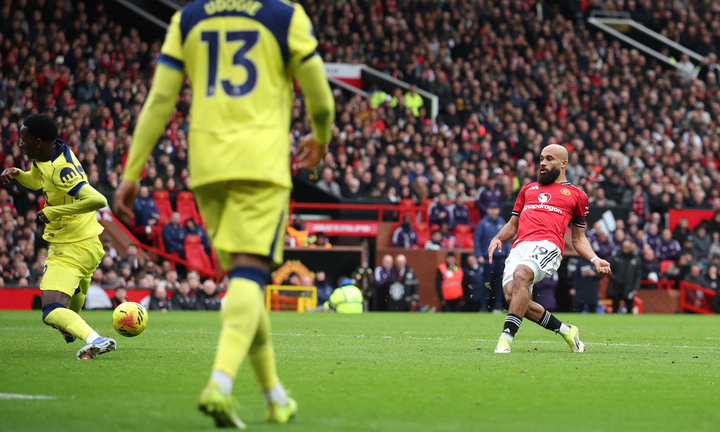 Mbeumo thoải mái dứt điểm ghi bàn. (Ảnh: Reuters)