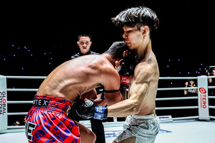 Tanitsu dùng 2 cú đấm giống nhau để hạ gục đối thủ.