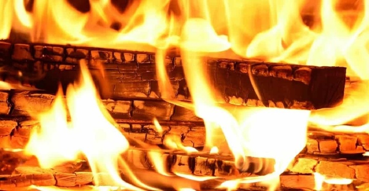 Từ thuở sơ khai, con người đã khai thác năng lượng của gỗ để sưởi ấm. (Ảnh: CC0)