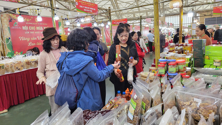 Người dân cho biết, chỉ đi chợ một buổi là mua sắm đủ Tết.