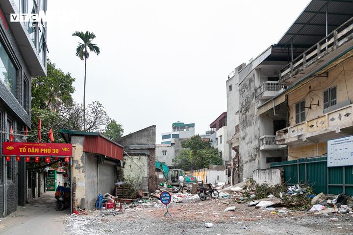 Đồng thời, phường Cầu Giấy phải thực hiện nghiêm quy hoạch, đồng bộ hạ tầng kỳ thuật và xử lý dứt điểm nhà "siêu mỏng, siêu méo", bảo đảm quyền lợi người dân.