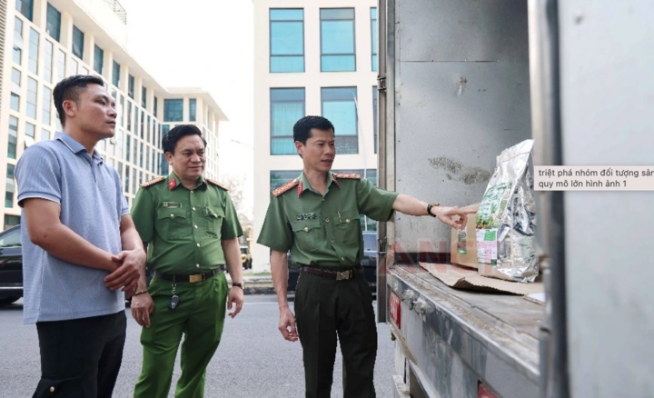 Đại tá Nguyễn Thanh Bình (bìa phải) - Phó Giám đốc Công an thành phố Cần Thơ - trực tiếp chỉ đạo vụ án. (Ảnh: Công an Cần Thơ)