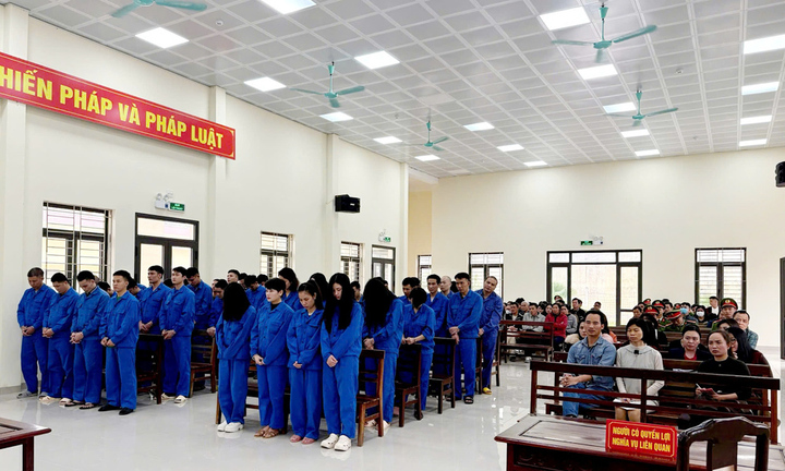 Nhiều bị hại ở các tỉnh, thành phố trong cả nước trực tiếp tới dự phiên tòa.