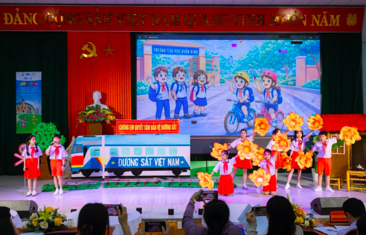 Các em học sinh tiểu học tham gia chương trình “Toyota cùng em học An toàn giao thông”.