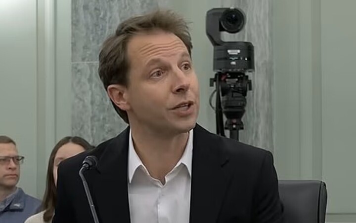 Tiến sĩ Jared Cooney Horvath chia sẻ nghiên cứu tại phiên điều trần của Thượng viện Mỹ. (Ảnh: Dailymail)