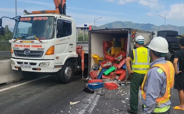 Lực lượng chức năng đang điều tra vụ tai nạn.