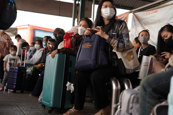 Giá vé xe Tết Bính Ngọ với tuyến trên 300 km tăng 60% so với ngày thường.