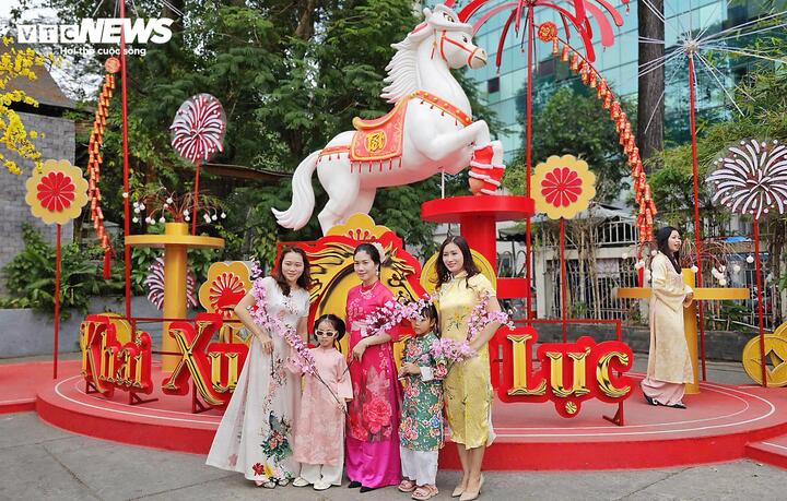 Bên cạnh không gian “Đẹp xưa”, khu vực “Rạng rỡ hôm nay” với triển lãm sắp đặt nghệ thuật “Đại mã khai xuân” mang đến sắc thái hiện đại cho lễ hội. Các tác phẩm truyền tải thông điệp về sức mạnh, trí tuệ, tốc độ, niềm vui và hạnh phúc. Sự kết hợp này tạo nên điểm nhấn khác biệt cho Lễ hội Tết Việt Bính Ngọ 2026.