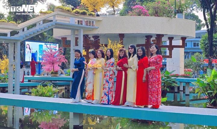 Nhiều người mặc áo dài truyền thống đến tham quan, chụp ảnh.