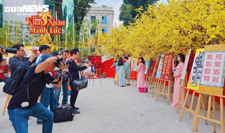 Trong dòng người du xuân, không ít bạn trẻ diện áo dài truyền thống, kết hợp phụ kiện như quạt giấy, câu đối đỏ để lưu giữ những bức hình mang đậm sắc xuân. Sự hòa quyện giữa trang phục truyền thống và không gian văn hóa Tết tạo nên hình ảnh trẻ trung nhưng vẫn giàu bản sắc. Đây cũng là xu hướng check-in được giới trẻ ưa chuộng trong những năm gần đây.