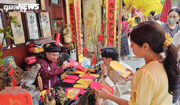 Nhiều du khách chia sẻ, họ duy trì thói quen đến Nhà Văn hóa Thanh niên xin chữ mỗi dịp cuối năm như một nghi thức tinh thần. Thay vì tặng quà vật chất, nhiều người chọn chữ thư pháp làm quà đầu xuân cho người thân, bạn bè. Món quà mang ý nghĩa này được xem như lời chúc ý nghĩa và bền lâu.