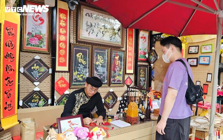 Ông đồ trẻ Hoàng Việt, hiện là kiến trúc sư tốt nghiệp Đại học Kiến trúc TP.HCM, cho biết đây là năm thứ ba anh tham gia cho chữ tại Nhà Văn hóa Thanh niên. Với anh, thư pháp không chỉ là nghề tay trái mà còn là cách để kết nối với văn hóa truyền thống. Mỗi dịp Tết, việc trao chữ mang lại cho anh nhiều niềm vui và cảm xúc đặc biệt.