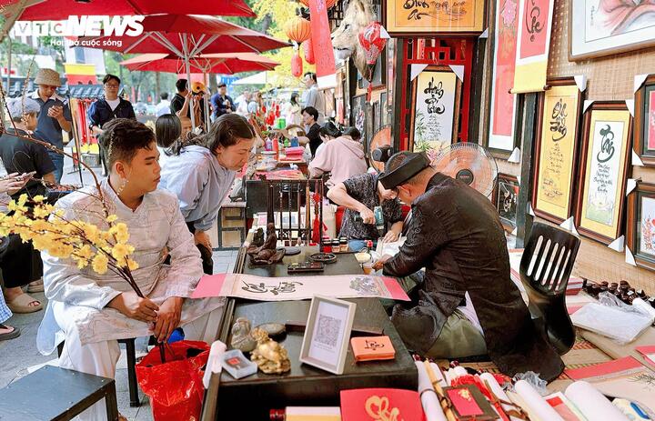 Ghi nhận của phóng viên Báo Điện tử VTC News lúc 16h chiều thứ Bảy (7/2), khuôn viên lễ hội khá đông người, đặc biệt tại các khu vực check-in và Phố Ông đồ. Nhiều thời điểm, du khách phải chờ đợi để chụp hình hoặc xin chữ. Không khí lễ hội diễn ra sôi động nhưng vẫn giữ được nét trang trọng, đậm chất văn hóa.