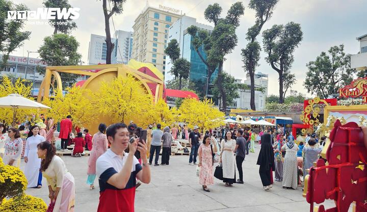 Những ngày cuối tuần, Nhà Văn hóa Sinh viên TP.HCM trở thành điểm đến thu hút đông đảo người dân và du khách khi Lễ hội Tết Việt Bính Ngọ 2026 diễn ra. Rất đông người dân và du khách, đặc biệt là các bạn trẻ đến tham quan, chụp ảnh, trải nghiệm không khí Tết truyền thống giữa lòng đô thị.