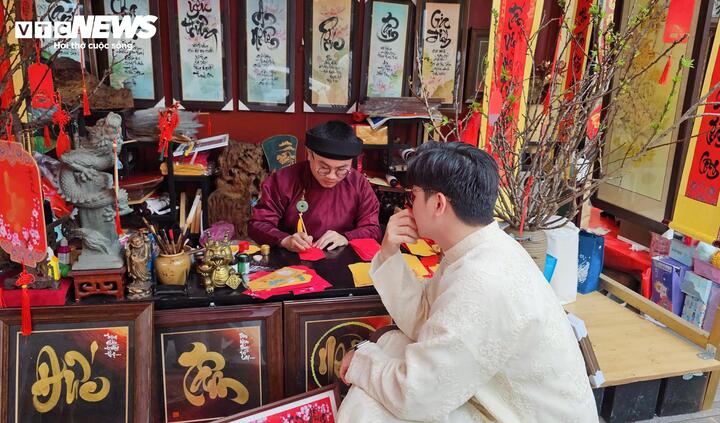 Những chữ được xin nhiều nhất vẫn là các câu chúc quen thuộc như “An Khang Thịnh Vượng”, “Vạn Sự Như Ý”. Đặc biệt, trong năm Bính Ngọ, chữ “Mã Đáo Thành Công” được nhiều người lựa chọn với mong muốn công việc hanh thông, thuận lợi. Mỗi con chữ không chỉ mang ý nghĩa chúc phúc mà còn là lời động viên tinh thần cho năm mới.