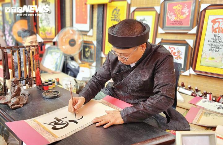 Theo các ông đồ, điểm mới của Phố Ông đồ năm nay nằm ở sự đa dạng về chất liệu viết. Ngoài giấy truyền thống, nhiều tác phẩm được thể hiện trên gỗ và các vật liệu sáng tạo khác, phù hợp với thị hiếu của giới trẻ. Cách thể hiện câu chữ cũng được biến tấu linh hoạt hơn, vừa giữ hồn cốt xưa vừa bắt nhịp xu hướng hiện đại.