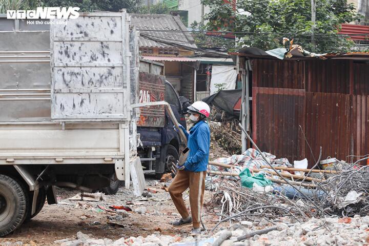 Với đoạn từ khu đô thị mới Dịch Vọng đến phố Dương Đình Nghệ, phường Cầu Giấy đã hoàn tất công tác di chuyển mộ; ban hành 104 thông báo thu hồi đất và công khai theo đúng quy định. Địa phương đặt mục tiêu hoàn thành công tác điều tra, lập và phê duyệt phương án bồi thường, hỗ trợ trong quý I/2026.