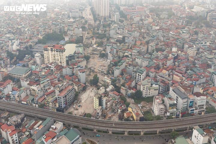 Công tác giải phóng mặt bằng phục vụ dự án đường vành đai 2,5 (đoạn từ Cầu Giấy đến Khu đô thị mới Dịch Vọng) đang được triển khai khẩn trương. Nhiều hộ dân đã chấp hành di dời, bàn giao mặt bằng, tạo điều kiện để dự án sớm triển khai thi công.