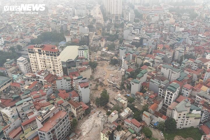 Vành đai 2,5 nối từ Cầu Giấy đến khu đô thị mới Dịch Vọng dài khoảng 420m. Từ cuối năm 2025, địa phương đã phê duyệt phương án bồi thường, hỗ trợ và tái định cư cho 334/338 trường hợp bị ảnh hưởng, với tổng diện tích đất thu hồi gần 19.000m².