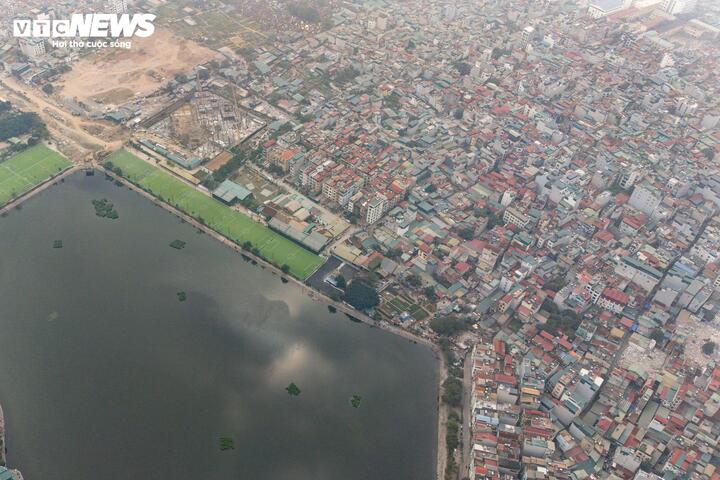 Đến nay, phường Khương Đình đã hoàn tất công tác giải phóng mặt bằng đối với 12/13 cơ quan, tổ chức liên quan. Về phía người dân, 31 hộ đã bàn giao mặt bằng và đang tiến hành phá dỡ công trình theo quy định để phục vụ thi công dự án. Với khoảng 700 hộ gia đình, cá nhân còn lại, địa phương đã hoàn thành đo đạc, kiểm đếm hiện trạng và công khai dự thảo hơn 250 phương án bồi thường, hỗ trợ tái định cư.