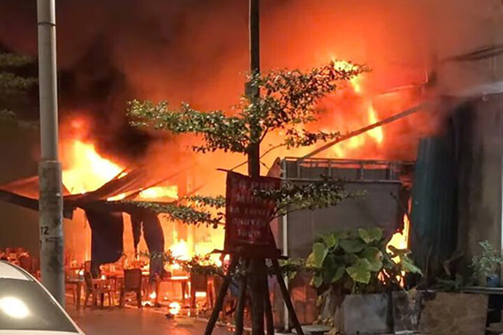 Hiện trường cháy quán bia lúc rạng sáng ở Hà Nội.