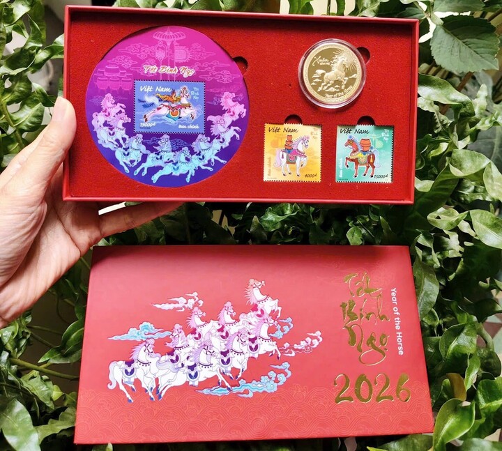 Đồng xu “Nhật Mã Phi Vân” cùng hai mẫu tem "Tết Bính Ngọ".
