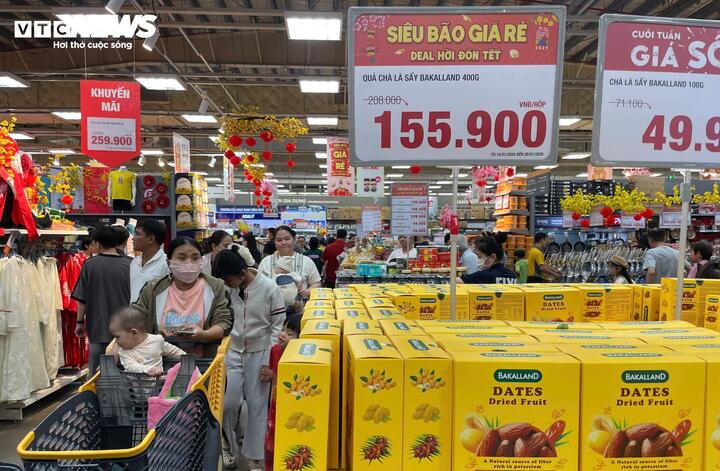 Người TP.HCM chen chân sắm Tết, siêu thị mở cửa xuyên đêm - 4