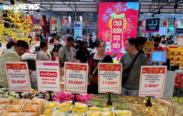 Người TP.HCM chen chân sắm Tết, siêu thị mở cửa xuyên đêm - 5