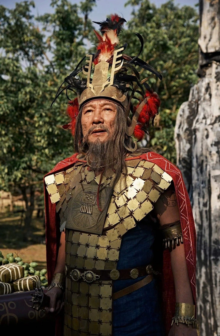 NSND Trọng Trinh với tạo hình Vua Hùng.