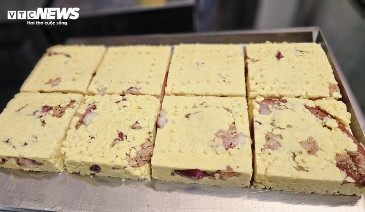 Theo ông Tưởng, việc cơ giới hóa khâu làm nhân giúp bánh chín đều, không bị sống lõi hay nhão nhân như khi làm thủ công số lượng lớn.