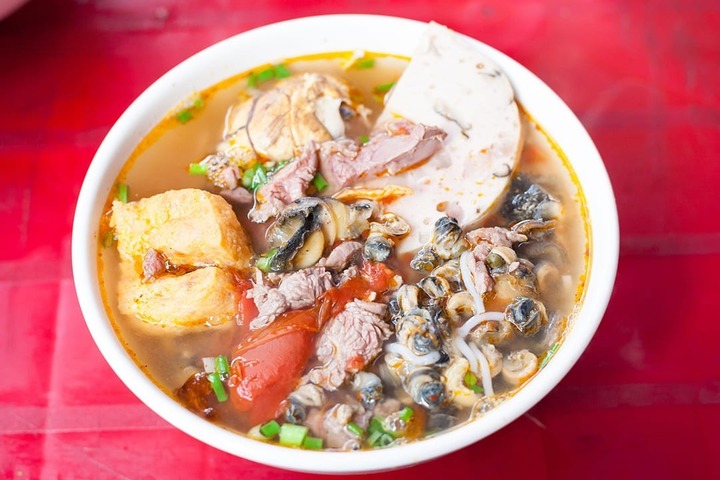 Thưởng thức bát bún ốc ngon ngày Tết, tuy giá cao nhưng tôi vẫn thấy xứng đáng. (Ảnh: GTrip Tour)