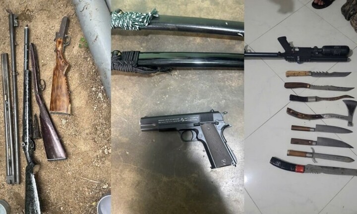 Một số khẩu súng nghi là vũ khí quân dụng và hung khí kiếm, dao, rìu thu giữ được tại nơi ở của Lê Trung Huy