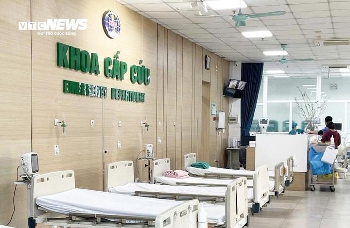 Tại sảnh của khoa cấp cứu, kíp trực sắp xếp băng ca, giường để sẵn sàng tiếp nhận bệnh nhân. (Ảnh: Như Loan)