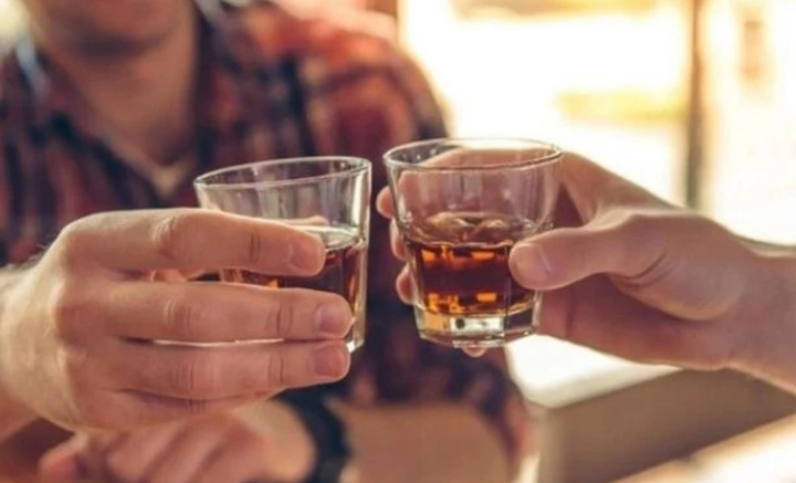 Uống 1-2 chén rượu, bao lâu thì hơi thở hết nồng độ cồn? (Ảnh minh họa).
