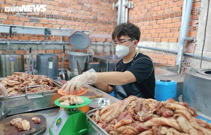 Nguyên liệu đầu vào được tuyển chọn khắt khe và chỉ chuẩn bị theo đơn đặt hàng. Nếp Bắc được xem là “linh hồn” của bánh, mỗi mùa Tết xưởng dùng khoảng 2 tấn. Thịt heo là thịt nóng, loại một, không dùng thịt đông lạnh.