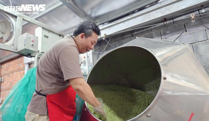 Thay vì vo tay, nếp được đưa vào máy vo chuyên dụng để xoa kỹ, loại bỏ tạp chất và vi khuẩn. Sau khi ngâm đủ giờ, nếp tiếp tục được đưa vào máy vắt nặng hơn một tấn để loại bỏ hoàn toàn nước, giúp bánh không bị ngậm nước, chua nhanh khi bảo quản. Nếp sau đó tiếp tục được cho vào máy để trộn với nước cốt lá riềng.