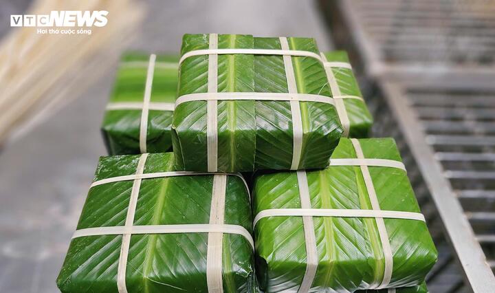 Mỗi chiếc bánh chưng tại xưởng đều tuân thủ tiêu chuẩn riêng: kích thước 14 x 14cm, cao 6cm, trọng lượng khoảng 1,3 kg. Bên trong là 190g thịt ba chỉ bỏ da, 220g đậu xanh, phần còn lại là nếp Bắc. Bánh có màu xanh tự nhiên từ nước cốt lá riềng, khi bóc ra ngoài không khí sẽ đậm dần theo quá trình oxy hóa.