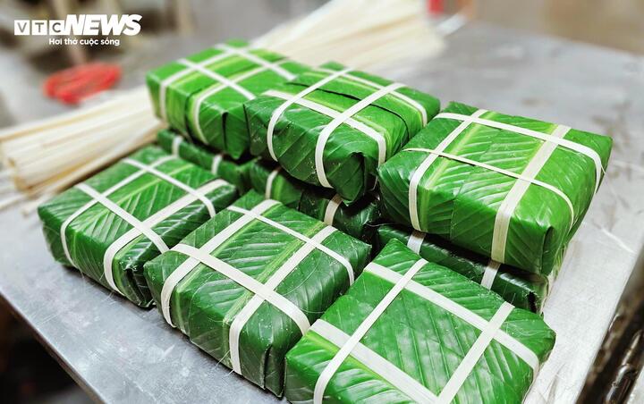 Bánh sau đó cho vào máy ép lực để nén bánh chặt và đều. Công đoạn này giúp bánh “dẽ”, chắc khối, giữ được hình dạng đẹp sau khi nấu.