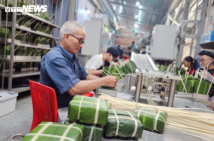 73 tuổi, ông Phạm Văn Hải vẫn đều đặn từ quê Cái Bè (Tiền Giang cũ, nay là Đồng Tháp) lên TP.HCM mỗi mùa Tết để tham gia gói bánh chưng tại xưởng. Theo ông, so với làm bánh thủ công ngày trước, hệ thống máy móc hiện nay giúp công việc nhẹ hơn, nhanh hơn và chất lượng bánh ổn định hơn. Mỗi năm, xưởng lại có thêm những cải tiến mới để bánh đẹp hơn, đều hơn.