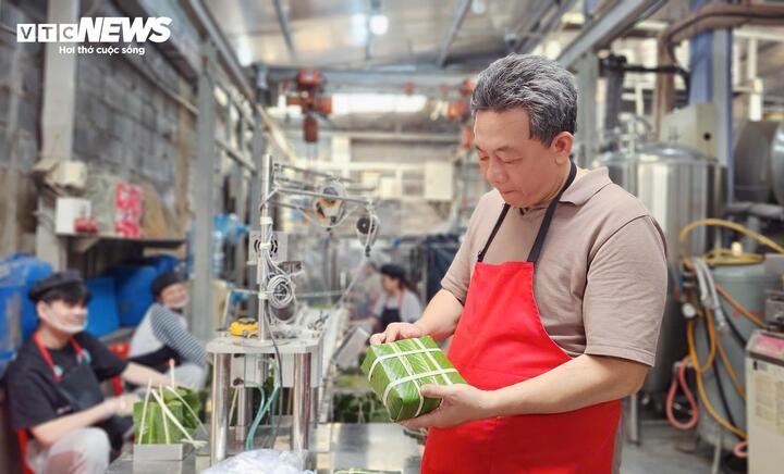 Ông Phạm Khắc Tưởng, chủ xưởng bánh chưng ở phường Hiệp Bình là người trực tiếp lên ý tưởng và tự tay cải tiến nhiều loại máy móc phục vụ quy trình làm bánh. Xuất thân không phải kỹ sư cơ khí, nhưng với niềm đam mê, ông mày mò chế tạo các thiết bị phù hợp với đặc thù bánh chưng truyền thống.