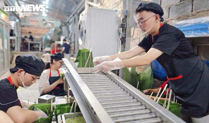 Nhờ quy trình sạch và nguyên liệu tự nhiên, bánh chưng tại đây có thể bảo quản từ 6-8 ngày, gấp đôi bánh thông thường. Toàn bộ máy móc tiếp xúc với thực phẩm đều làm bằng inox 304 hoặc 316, đạt tiêu chuẩn an toàn thực phẩm của Nhật Bản.