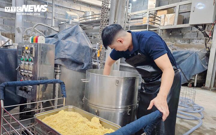 Bên trong xưởng bánh chưng làm bằng máy ở TP.HCM - 6