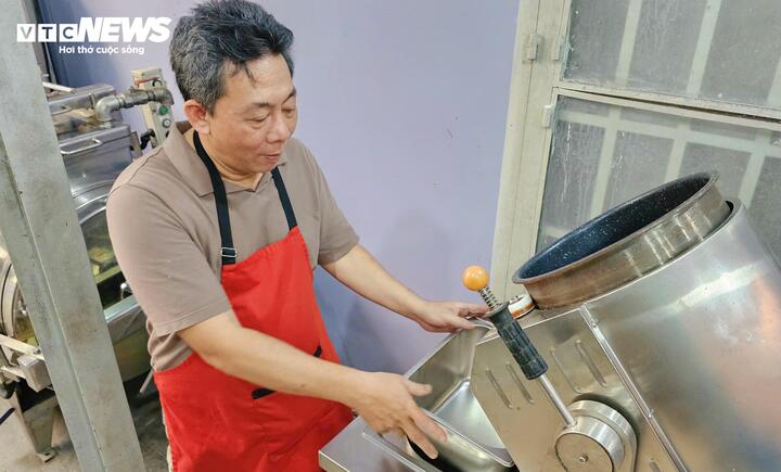 Nhiều máy móc trong xưởng là sản phẩm “độc bản”, do chính ông Tưởng thiết kế và đặt gia công vì không thể mua sẵn. Ông cho biết mỗi mùa Tết trôi qua là thêm một lần rút kinh nghiệm, chỉnh sửa để bánh vuông hơn, chặt hơn và đẹp hơn.