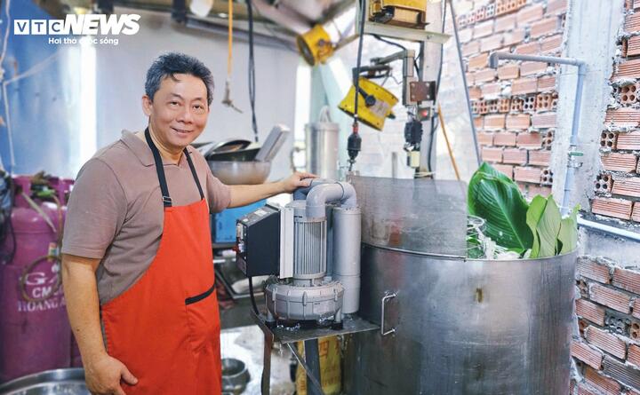 Lá dong sau khi tuyển chọn được đưa vào máy rửa chuyên dụng, làm sạch từng bề mặt và gân lá trước khi xếp khuôn. Công đoạn này giúp loại bỏ bụi bẩn, tạp chất bám trên lá, đồng thời hạn chế vi khuẩn so với cách rửa thủ công.