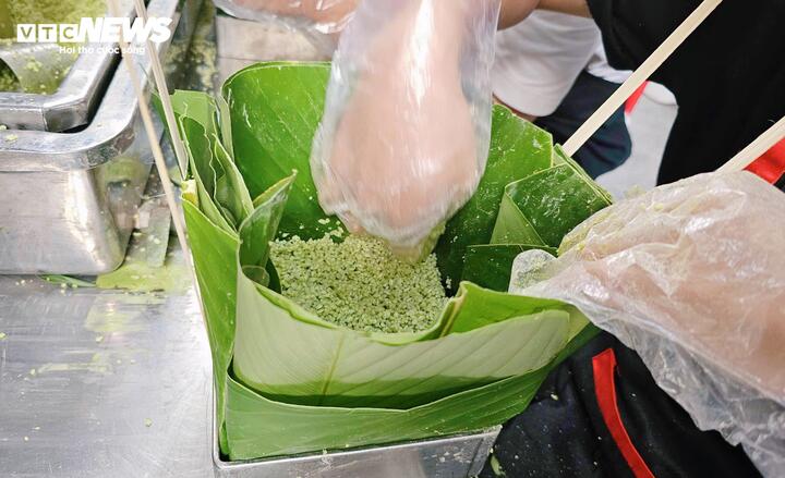 Bên trong xưởng bánh chưng làm bằng máy ở TP.HCM - 10