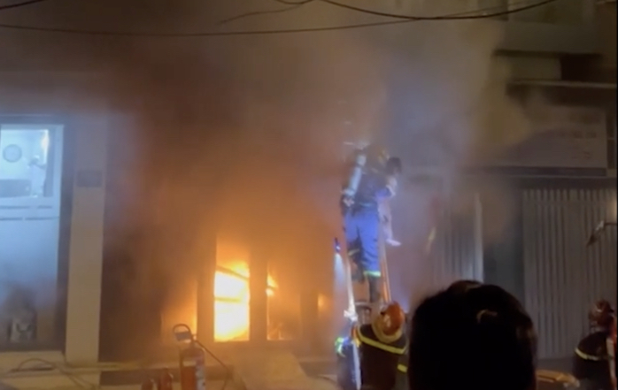 Cảnh sát giải cứu nạn nhân bị mắc kẹt.